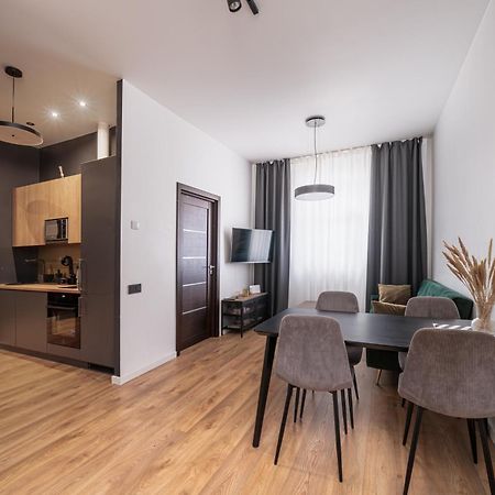 Lienes Iela Gem 1Br Apartment With Fireplace In Historic Unesco Center Riga Esterno foto
