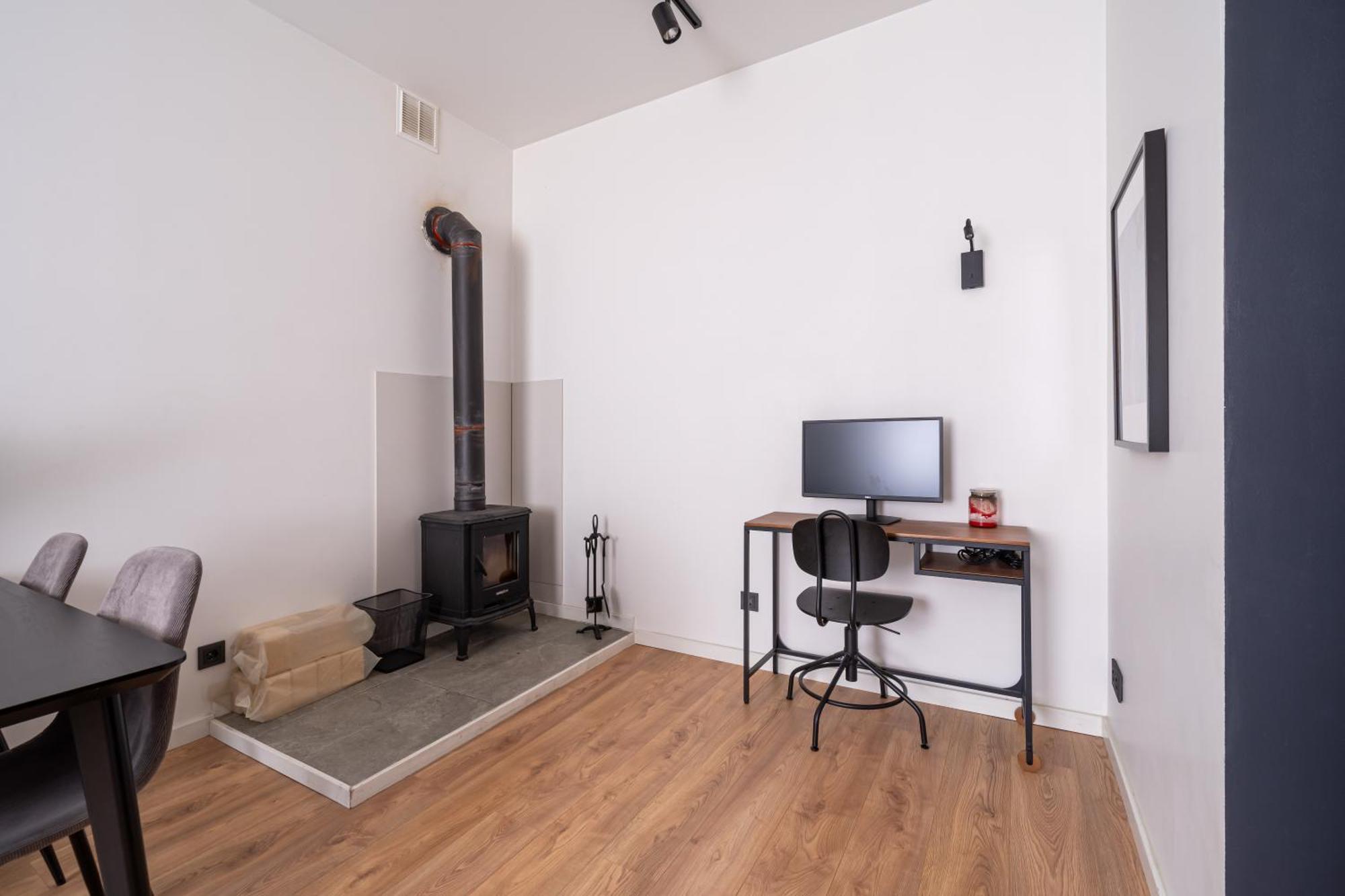 Lienes Iela Gem 1Br Apartment With Fireplace In Historic Unesco Center Riga Esterno foto