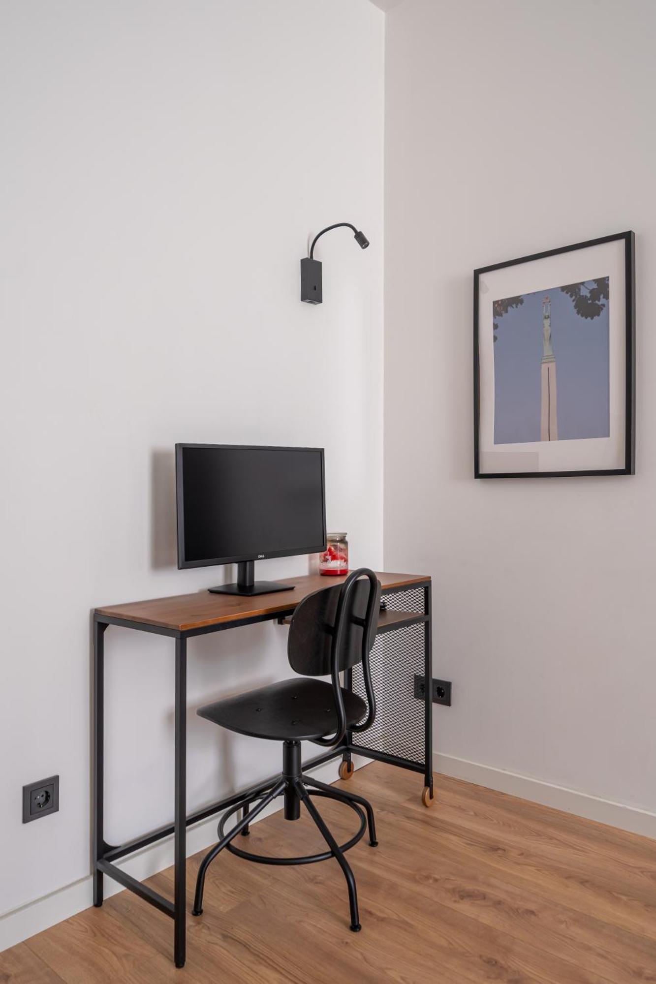 Lienes Iela Gem 1Br Apartment With Fireplace In Historic Unesco Center Riga Esterno foto