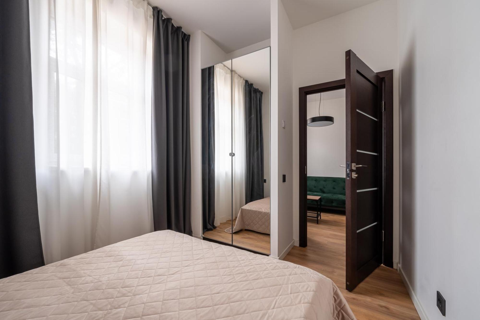 Lienes Iela Gem 1Br Apartment With Fireplace In Historic Unesco Center Riga Esterno foto